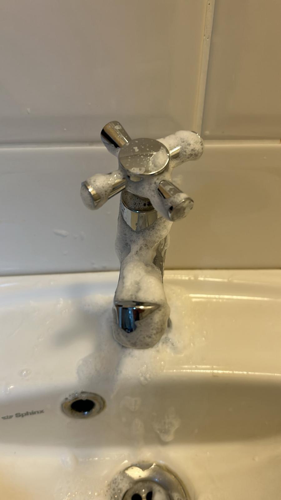 Spoedschoonmaak badkamer: kraan en wastafel snel hygiënisch reinigen