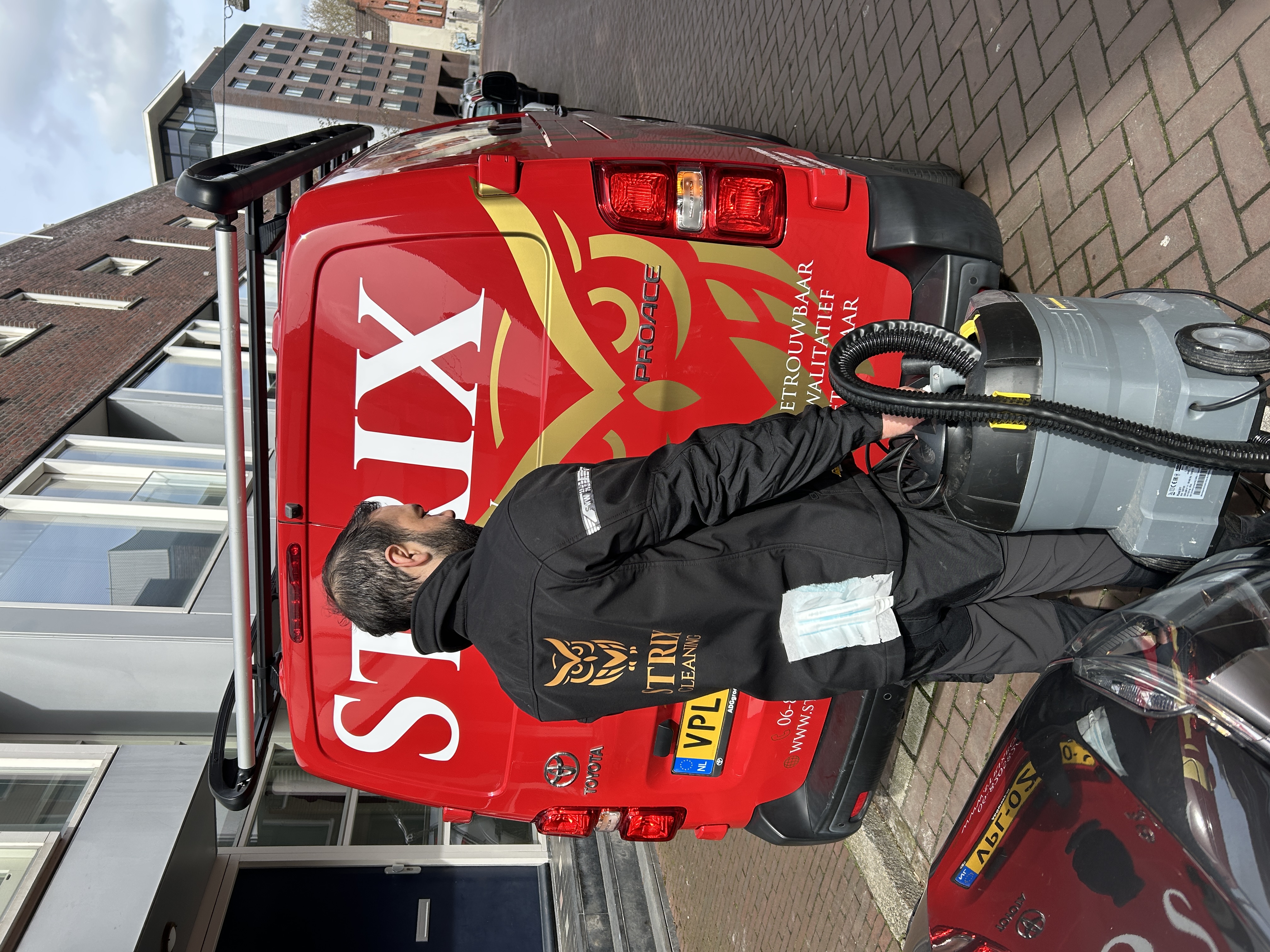 Schoonmaakbedrijf Groningen – Professionele schoonmaker op locatie Strix Cleaning
