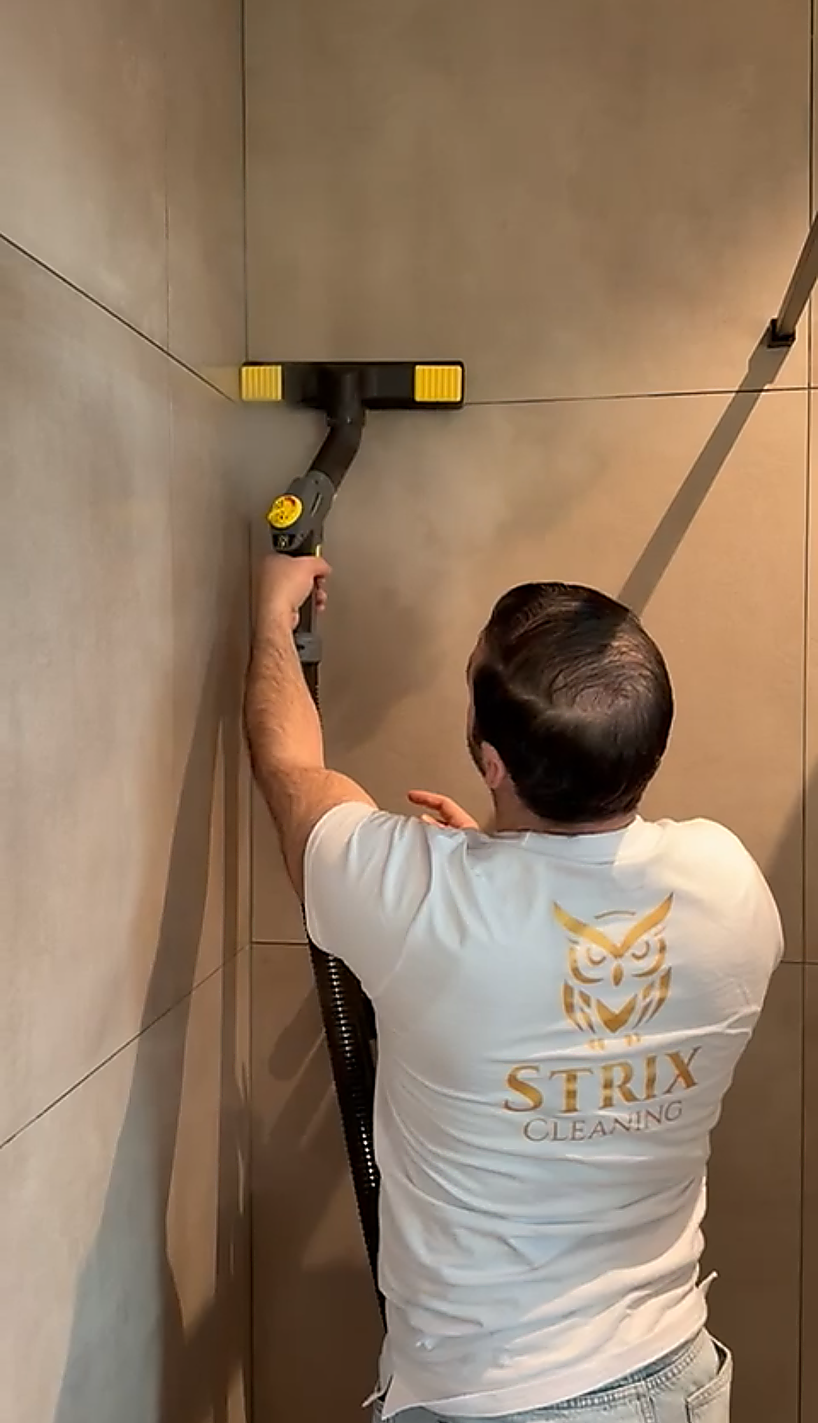 Professionele stoomreiniger aan het werk